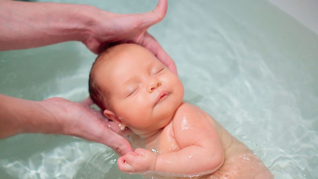 ducha-bano-recien-nacido-higiene-primeros-dias