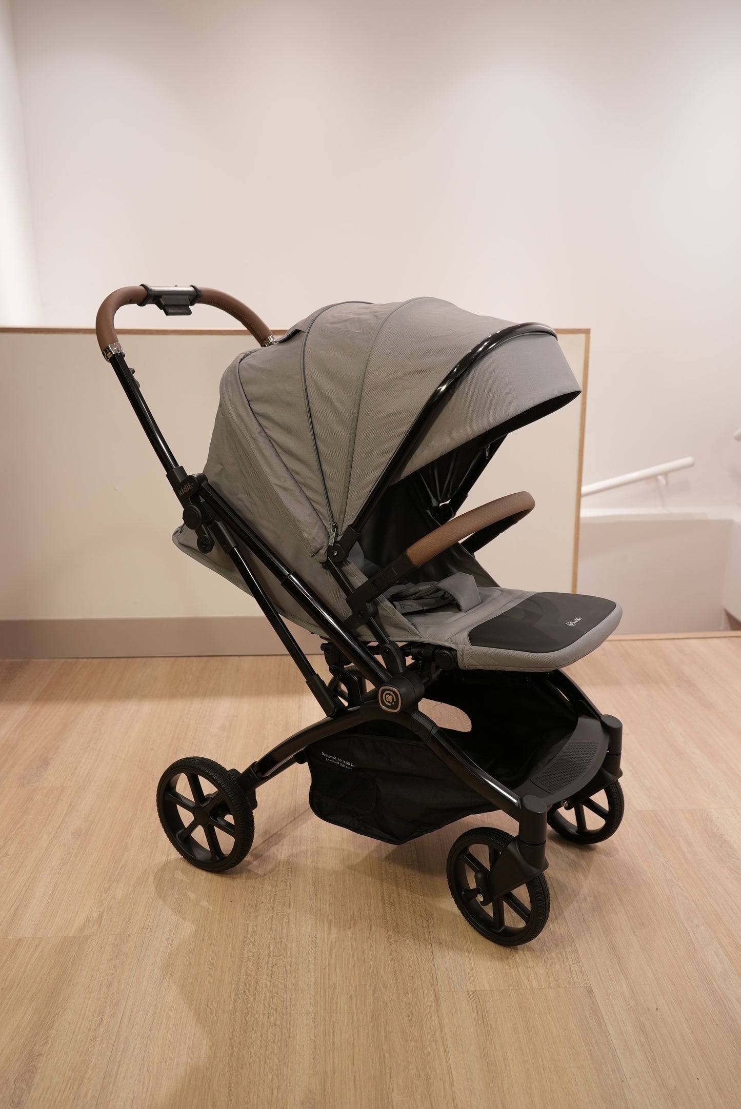 Coche paseador con barra rotable, con función de plegado tipo maleta queda compacto y ligero, mango reversible, respaldo ajustable, capota ajustable a varias posiciones - Kidilo