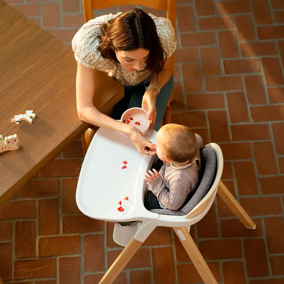 Silla comedor alta de lujo con diseño holandés, diseñada para usarse hasta aproximadamente los 6 años, con reposapiés ajustable y cinturón con tres puntos de ajustes, elaborada con madera de alta calidad - Nuna