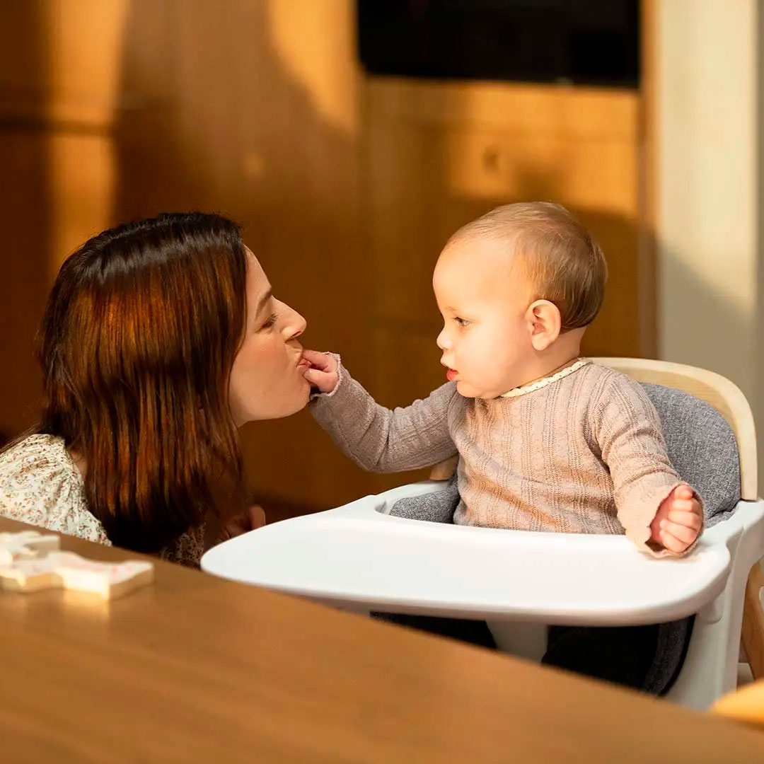 Silla comedor alta de lujo con diseño holandés, diseñada para usarse hasta aproximadamente los 6 años, con reposapiés ajustable y cinturón con tres puntos de ajustes, elaborada con madera de alta calidad - Nuna