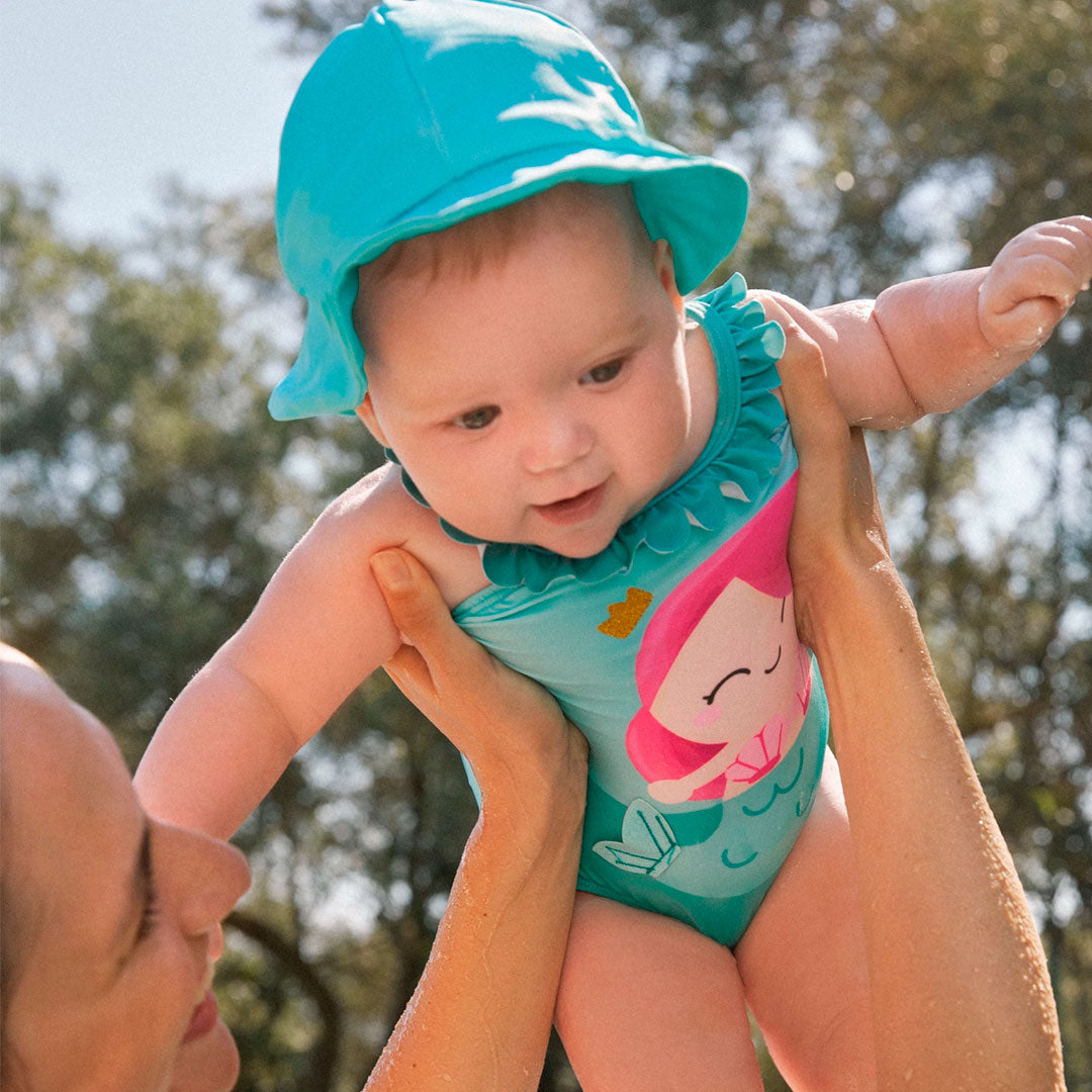 Vestido de baño verde menta Sirenita para bebé, set de baño de 2pz con gorrito para protección solar, divertido diseño y color vibrante - Mayoral